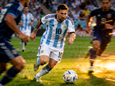阿根廷球星利昂内尔梅西在世界杯决赛中带球突破的精彩瞬间